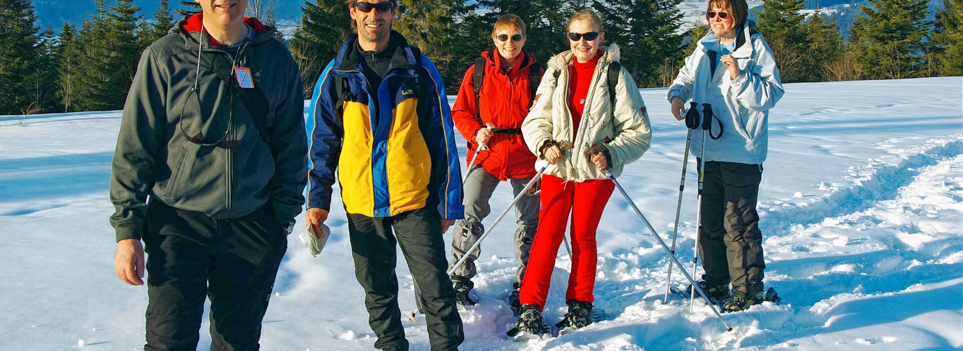 rando raquettes en groupe dans les montagnes du jura