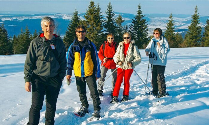 rando raquettes en groupe dans les montagnes du jura